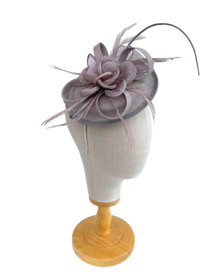 Light Grey Sinamay Disk Fascinator With Feathers (1)